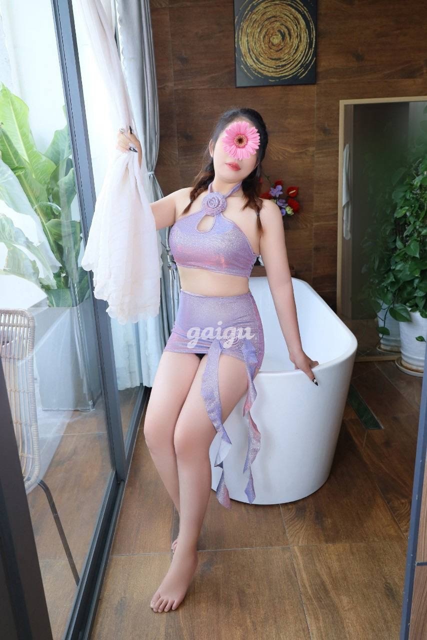 BÉ NGỌC HÀNG BÚ MÚT LÀM TÌNH MIỆT MÀI, NGOAN CHIỀU KHÁCH