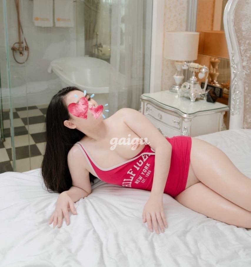 PÉ TUYỀN MÔNG TO SEXY CHIỀU KHÁCH NHƯ NGƯỜI YÊU LÀM TÌNH ĐÊ MÊ